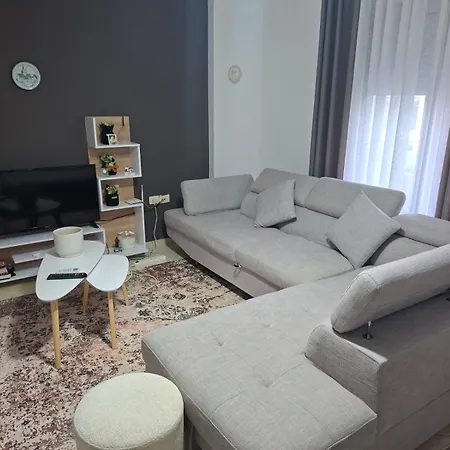 Julia Apartman *