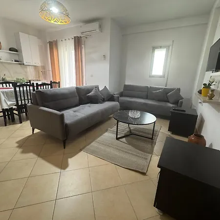 Julia Apartman *